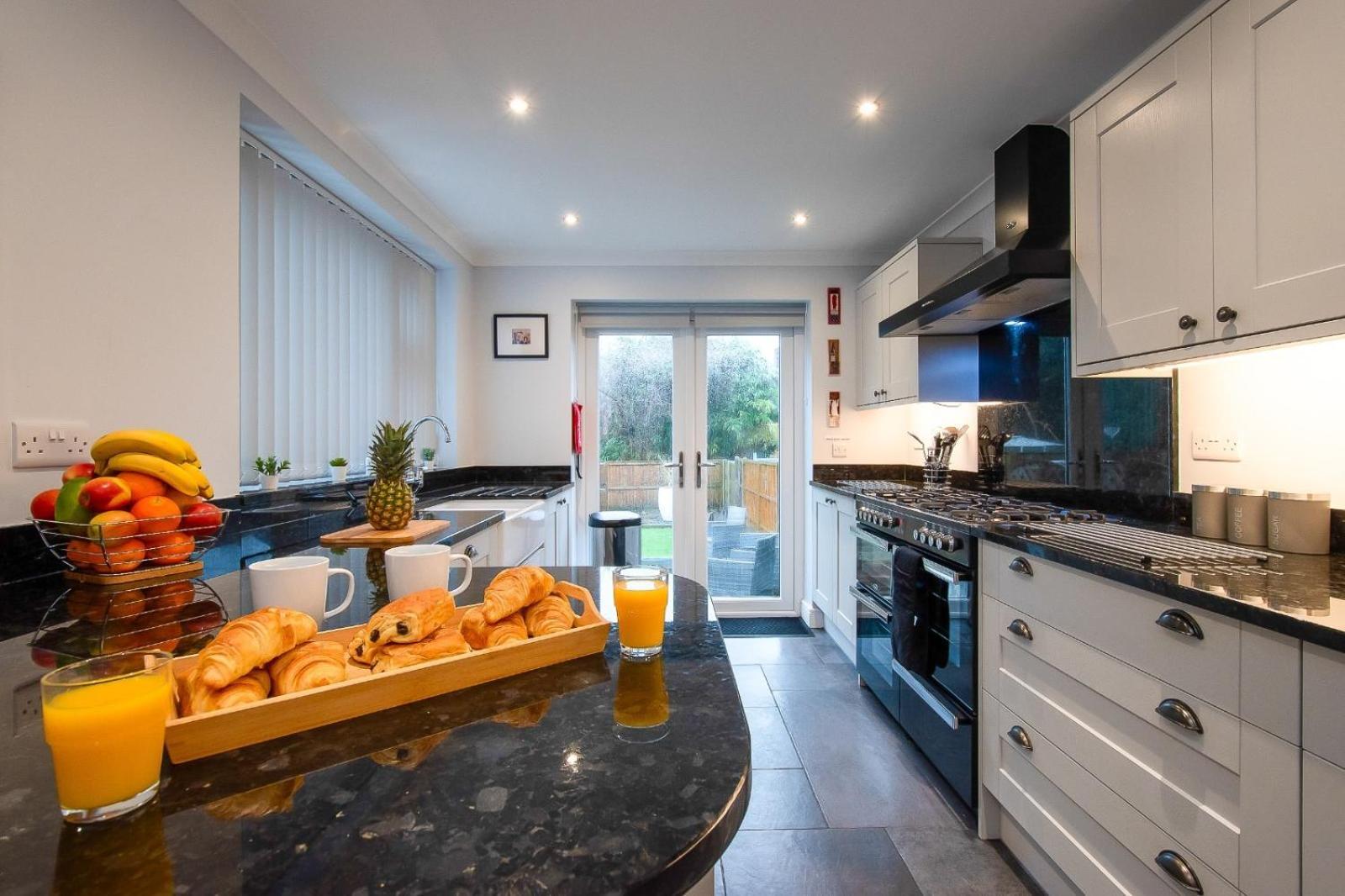 Casa One Hundred - A Beautiful 4 Bed House On The Beach Front Swansea Eksteriør bilde