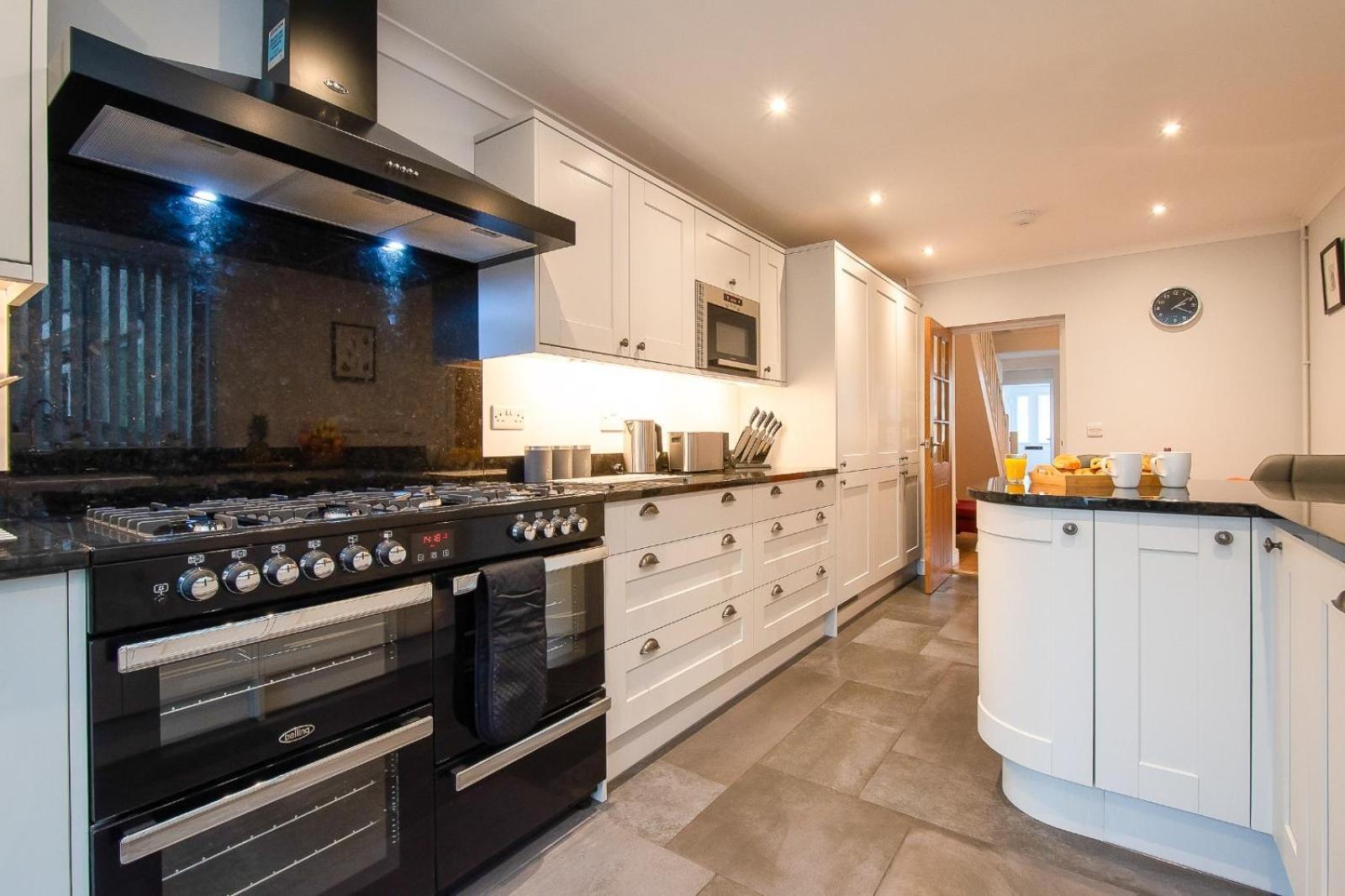 Casa One Hundred - A Beautiful 4 Bed House On The Beach Front Swansea Eksteriør bilde