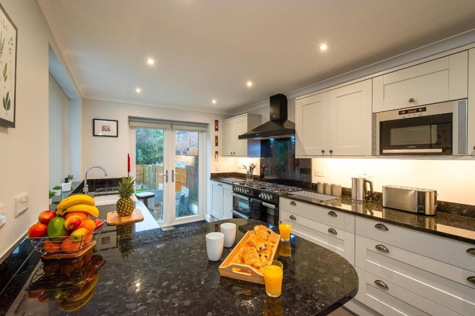 Casa One Hundred - A Beautiful 4 Bed House On The Beach Front Swansea Eksteriør bilde