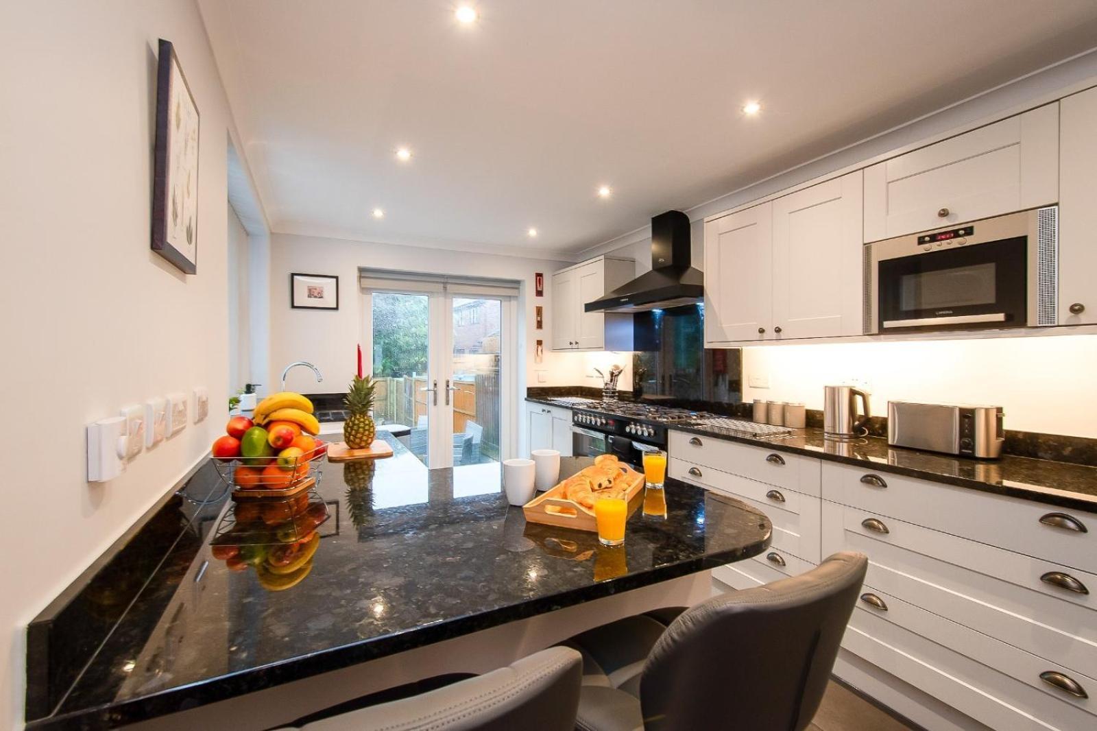 Casa One Hundred - A Beautiful 4 Bed House On The Beach Front Swansea Eksteriør bilde