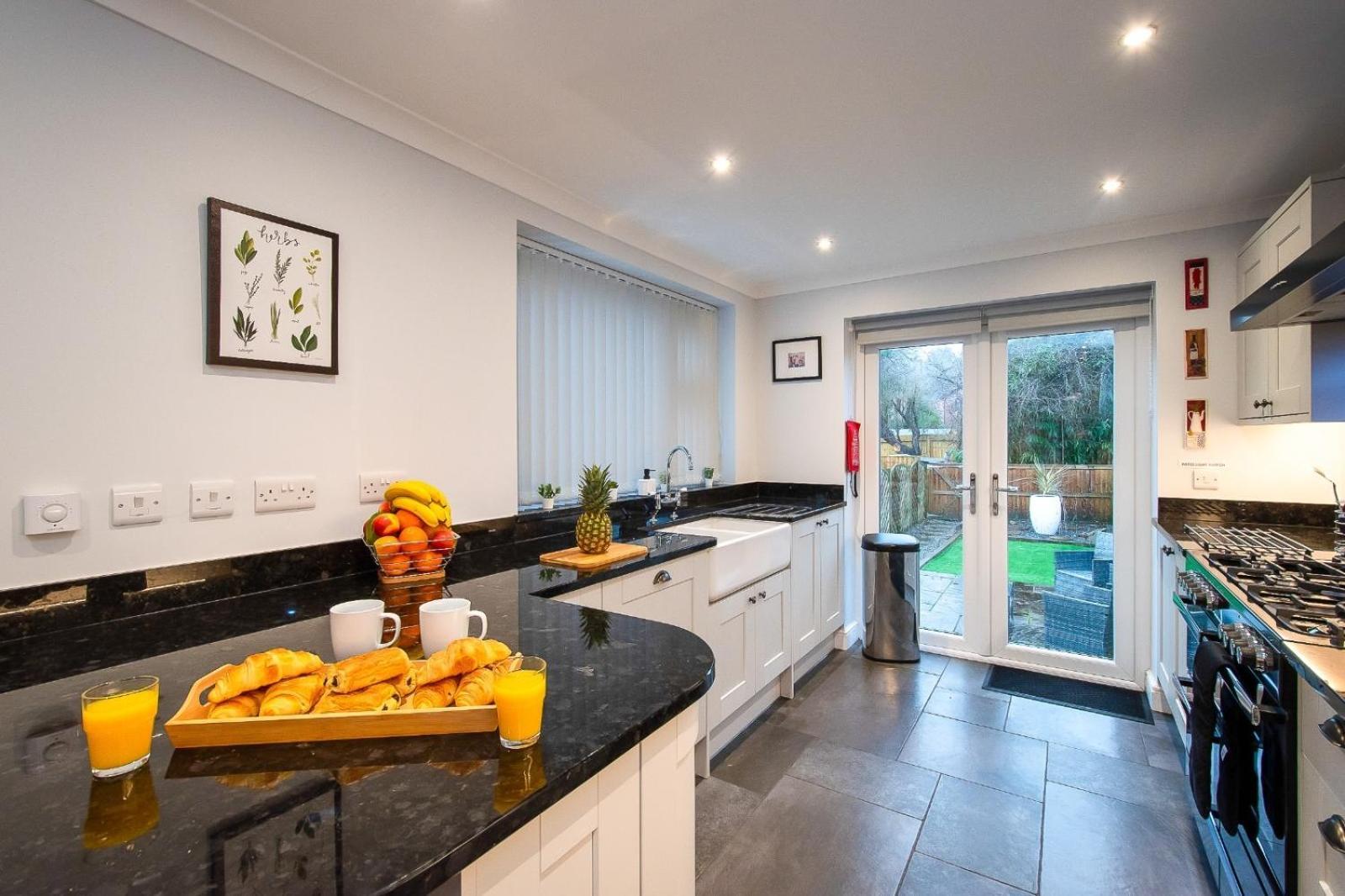 Casa One Hundred - A Beautiful 4 Bed House On The Beach Front Swansea Eksteriør bilde